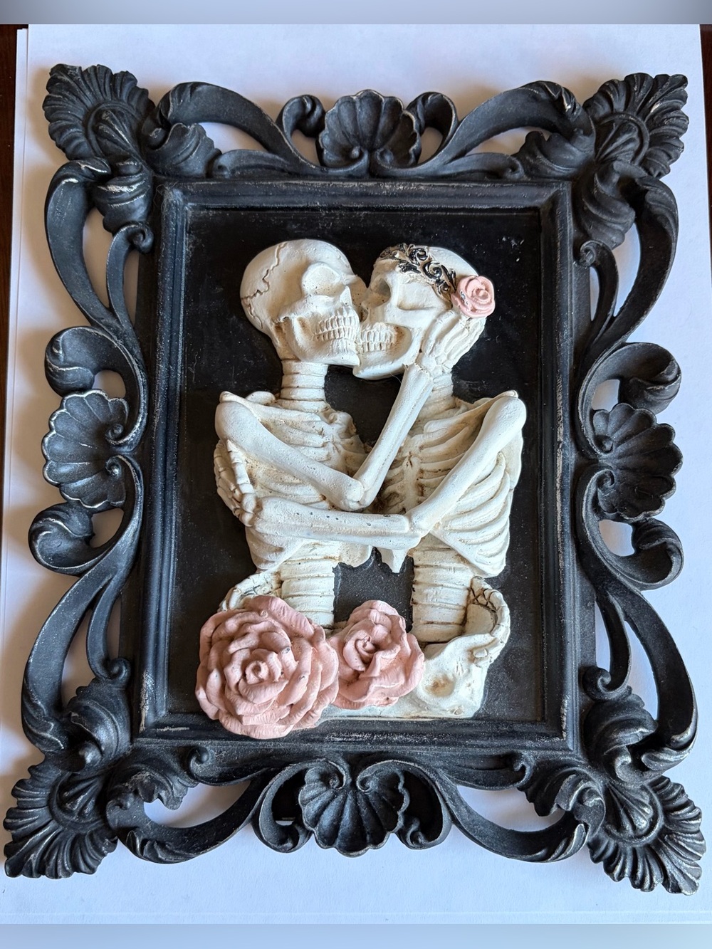 3D Skeletons Couple Embracing Kiss Hug Standing Easel Ornate Frame Pink Roses